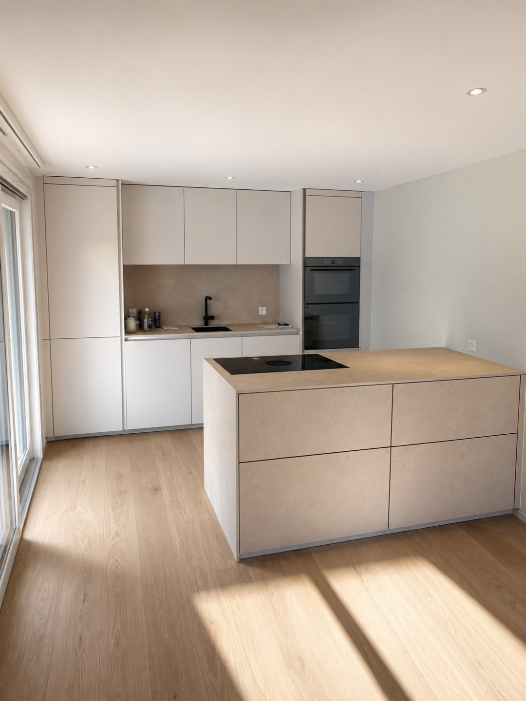 Moderne helle Küche mit Kochinsel, Holzfußboden und Einbaugeräten. Minimalistisches Design für zeitgenössische Wohnräume.